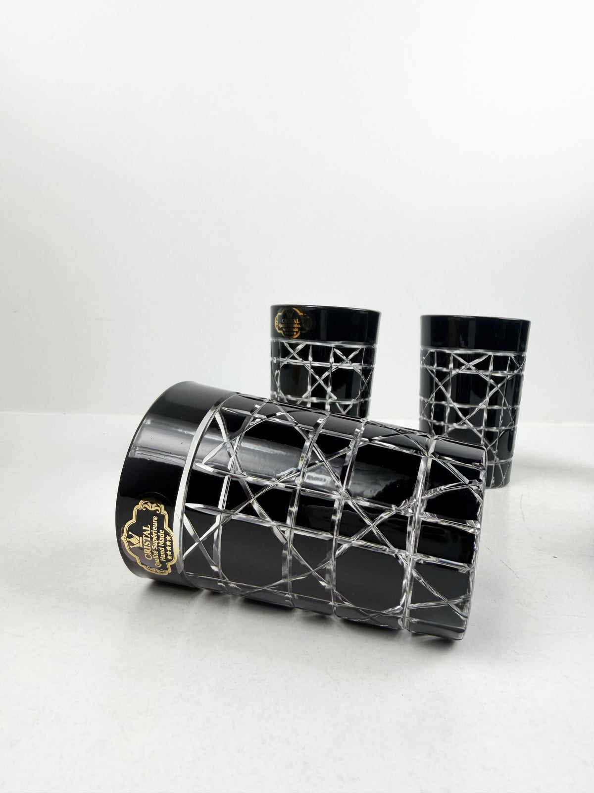 Ensemble de six tasses de thé noir prestige de luxe en cristal supérieur.