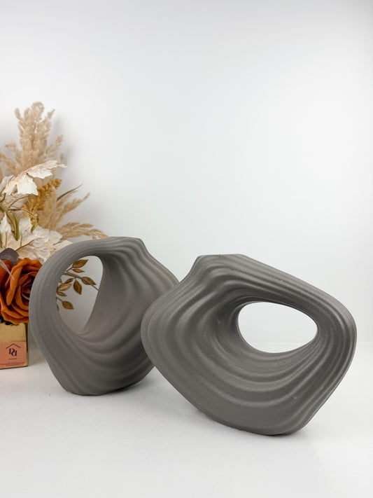 Duo de vases en céramique gris mat aux formes géométriques épurées