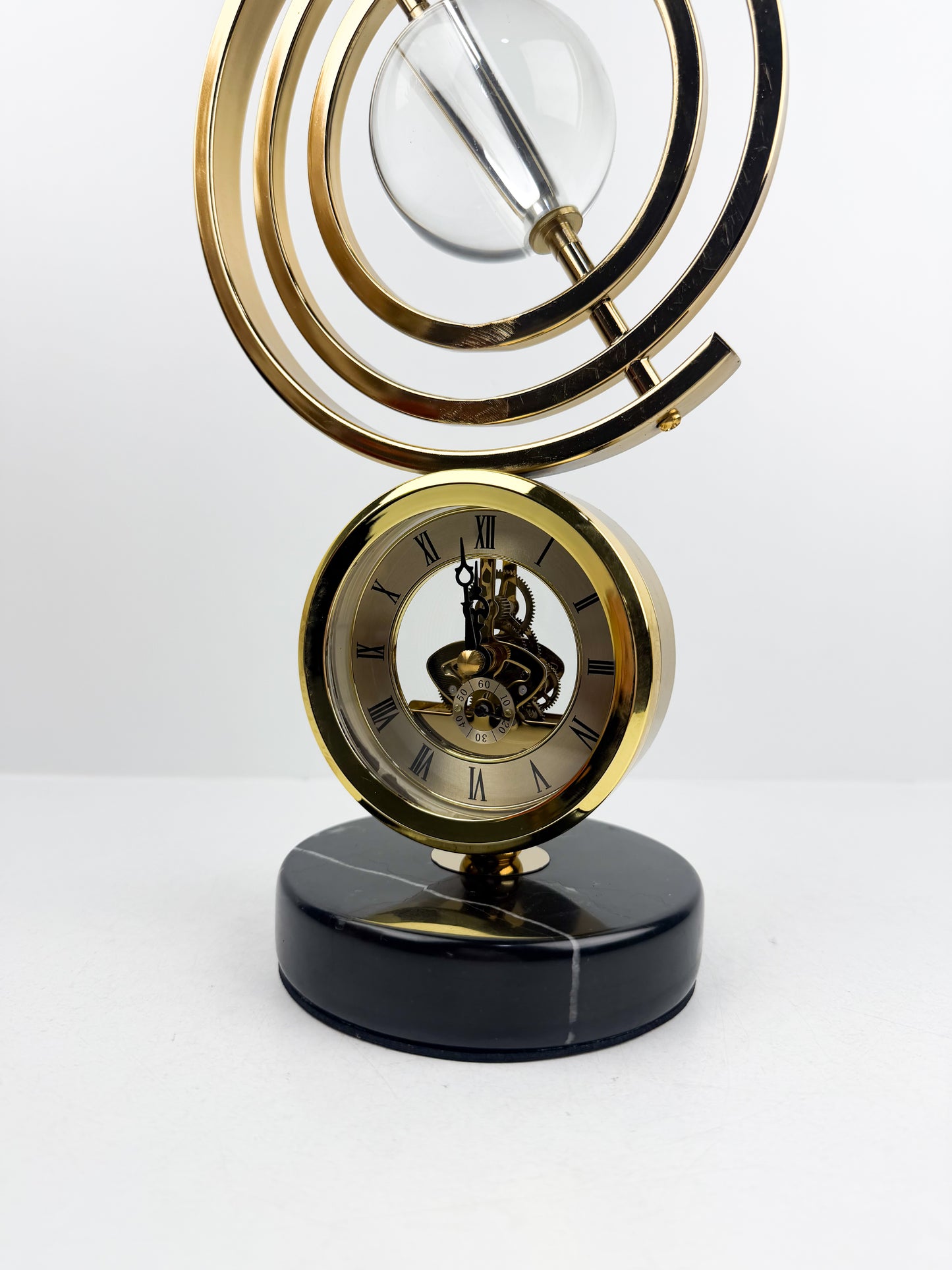 Horloge de table décorative luxueuse au design sphère sophistiqué