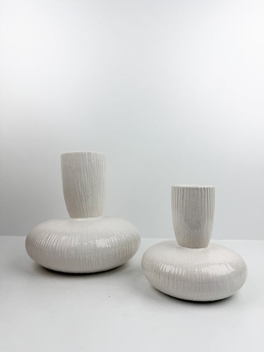Duo de vases solitaires en céramique blanc cassé avec un col Strié.