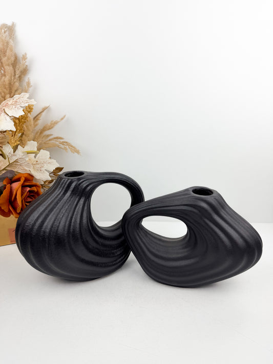 Duo de vases en céramique noir carbone aux formes géométriques épurées