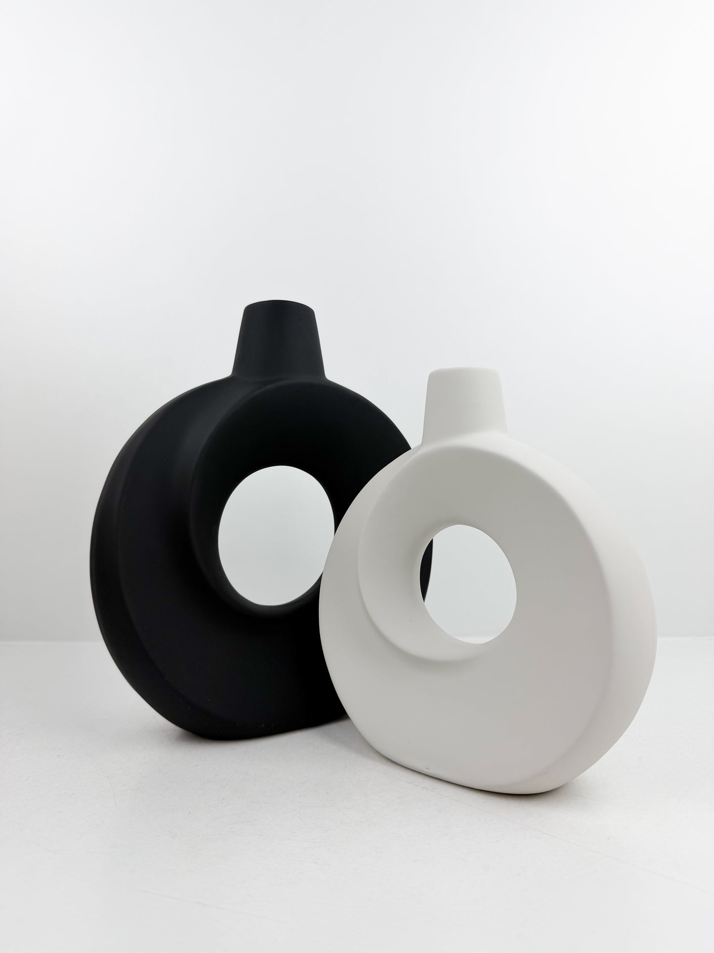 Duo de vases en forme de donut au design épuré en céramique