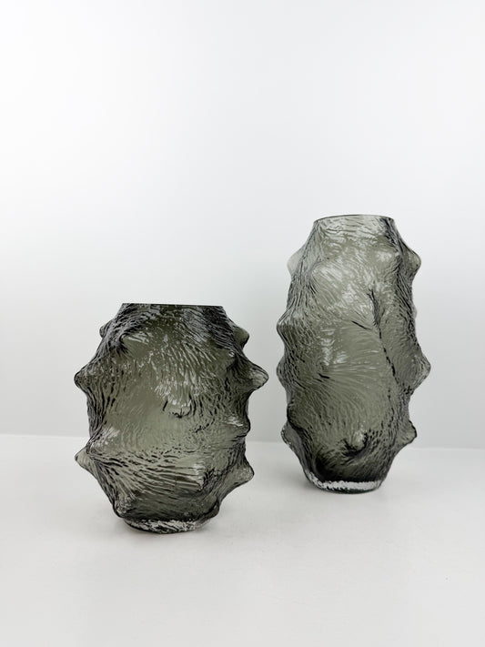 Duo de vases aux formes organiques inspirées de la concombre de mer en gris