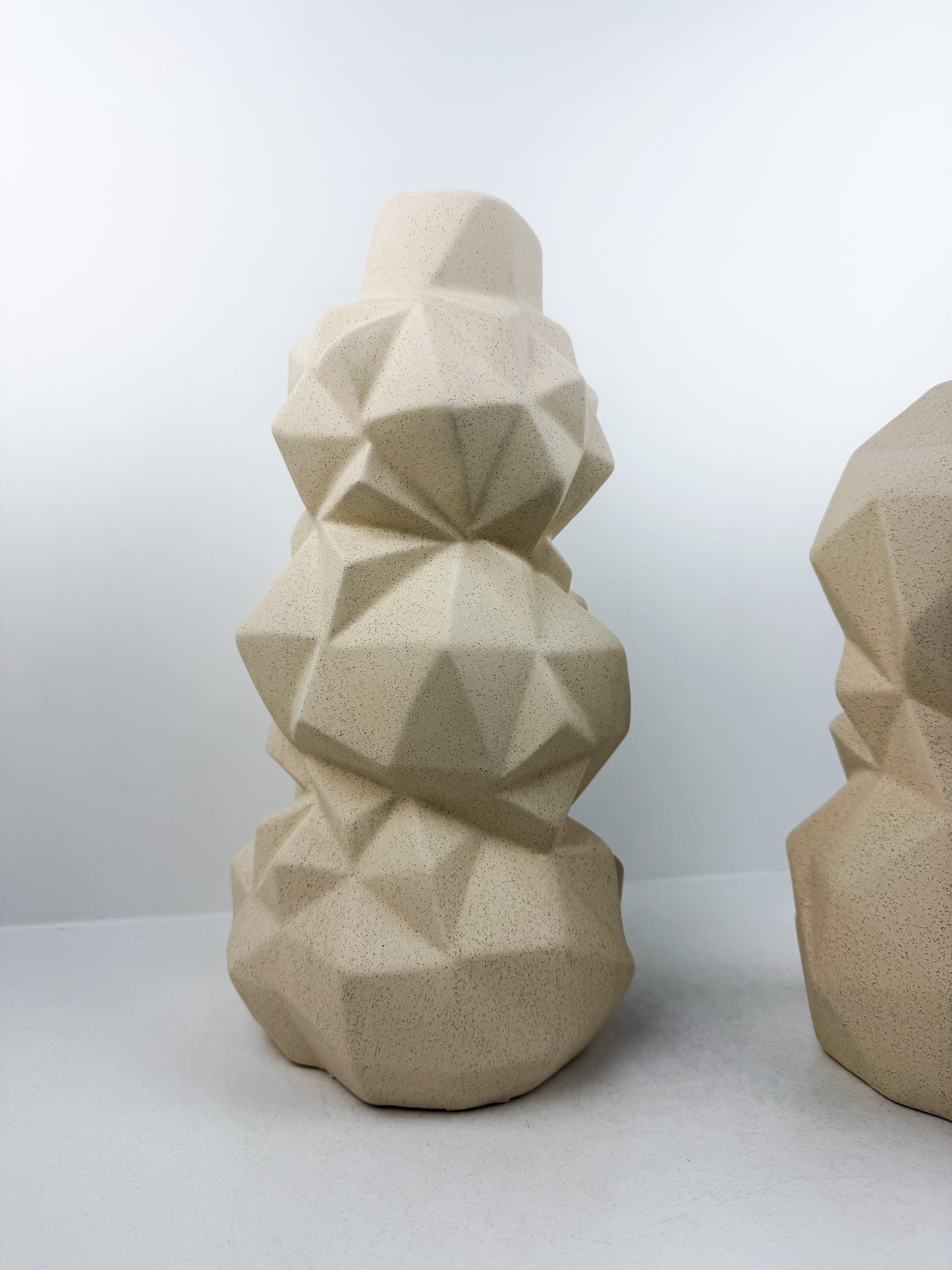 Duo de vases géométriques en céramique blanche