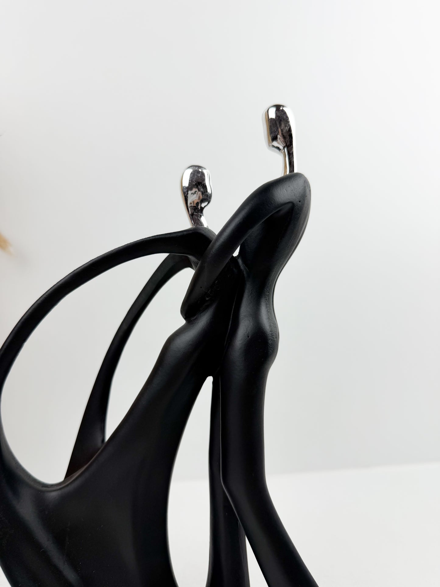 Figurine décorative en résine représentant un couple de danse élégant.