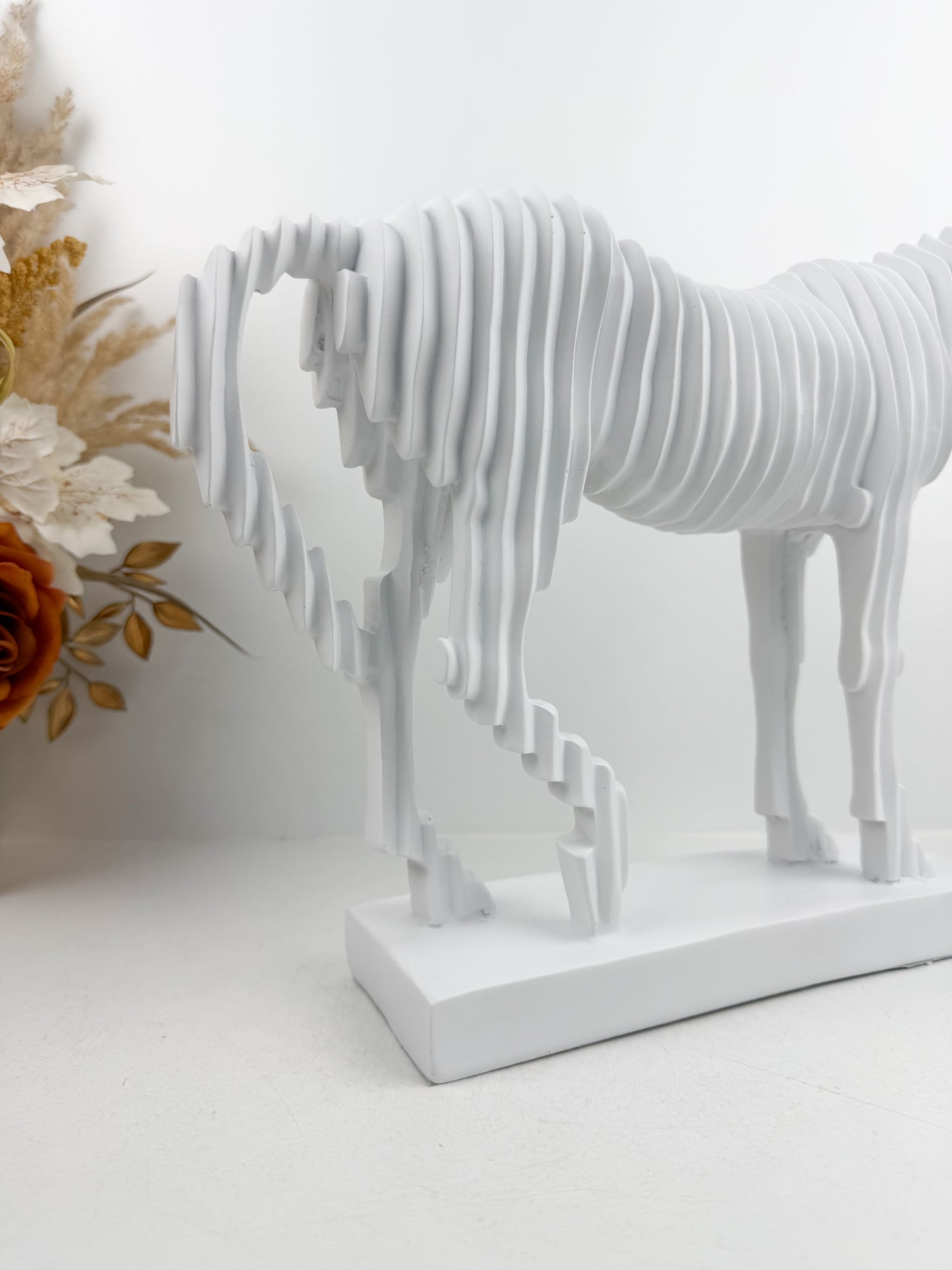 Sculpture représentant un grand cheval blanc
