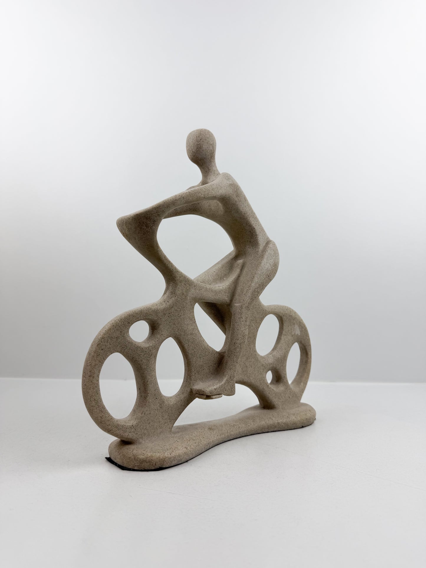 Sculpture contemporaine stylisée représente un motocycliste