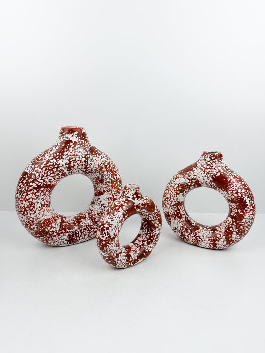 Ensemble de trois vases en céramique élégants rouges