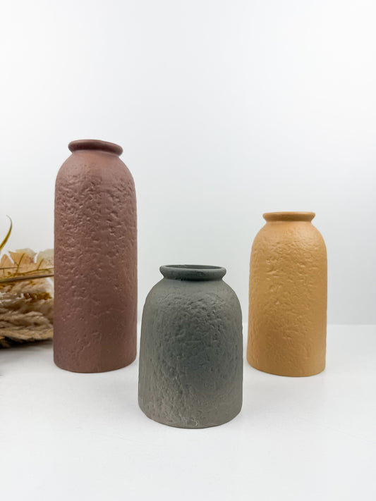 Ensemble de trois vases aux couleurs éclatantes de design épuré et élégant.