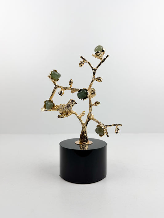 Arbre décorative mettant un oiseau posé sur une branche dorée
