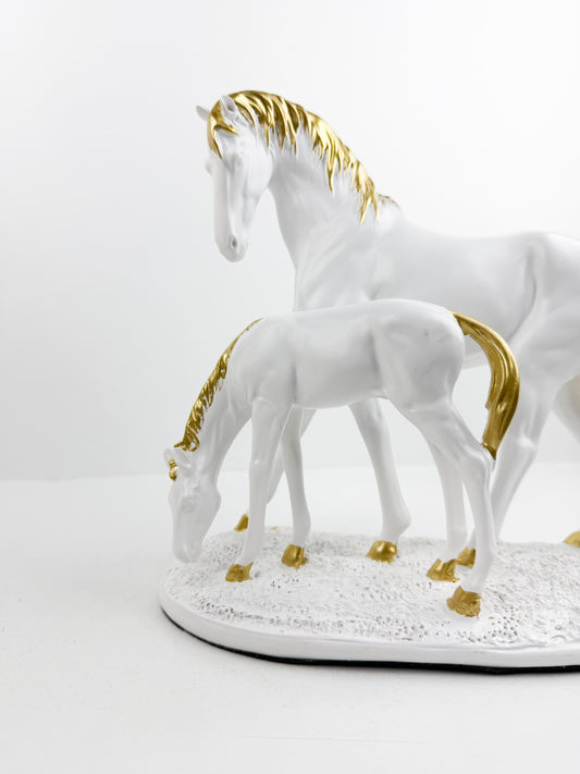 Statuette de décoration représentant une jument et son poulain blanche