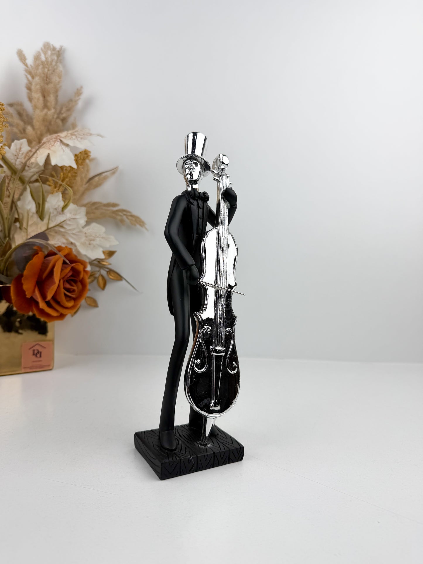Statuette élégante représentant un musicien passionné jouant du violoncelle