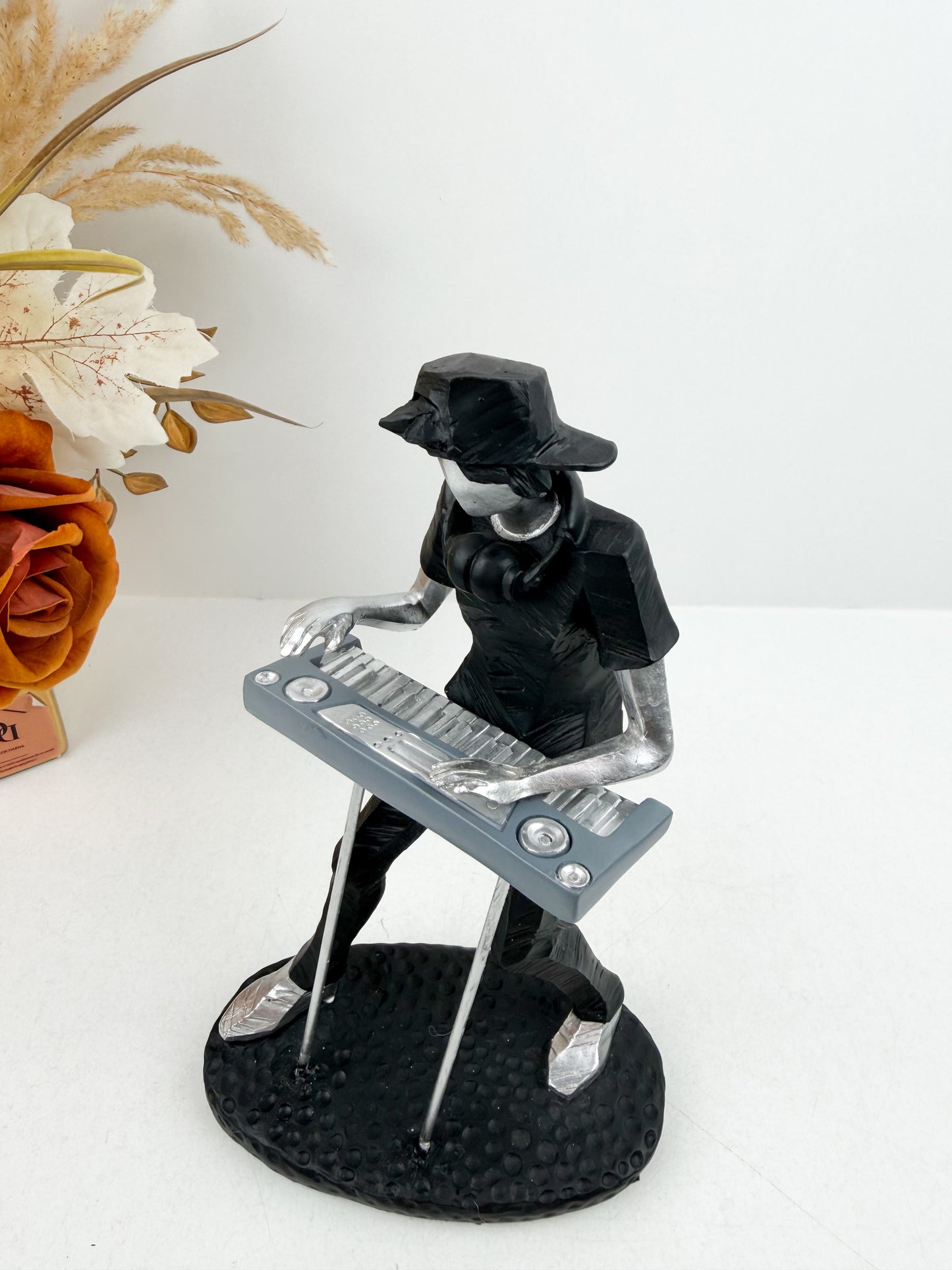 Figurine décorative représentant un musicien de piano noir