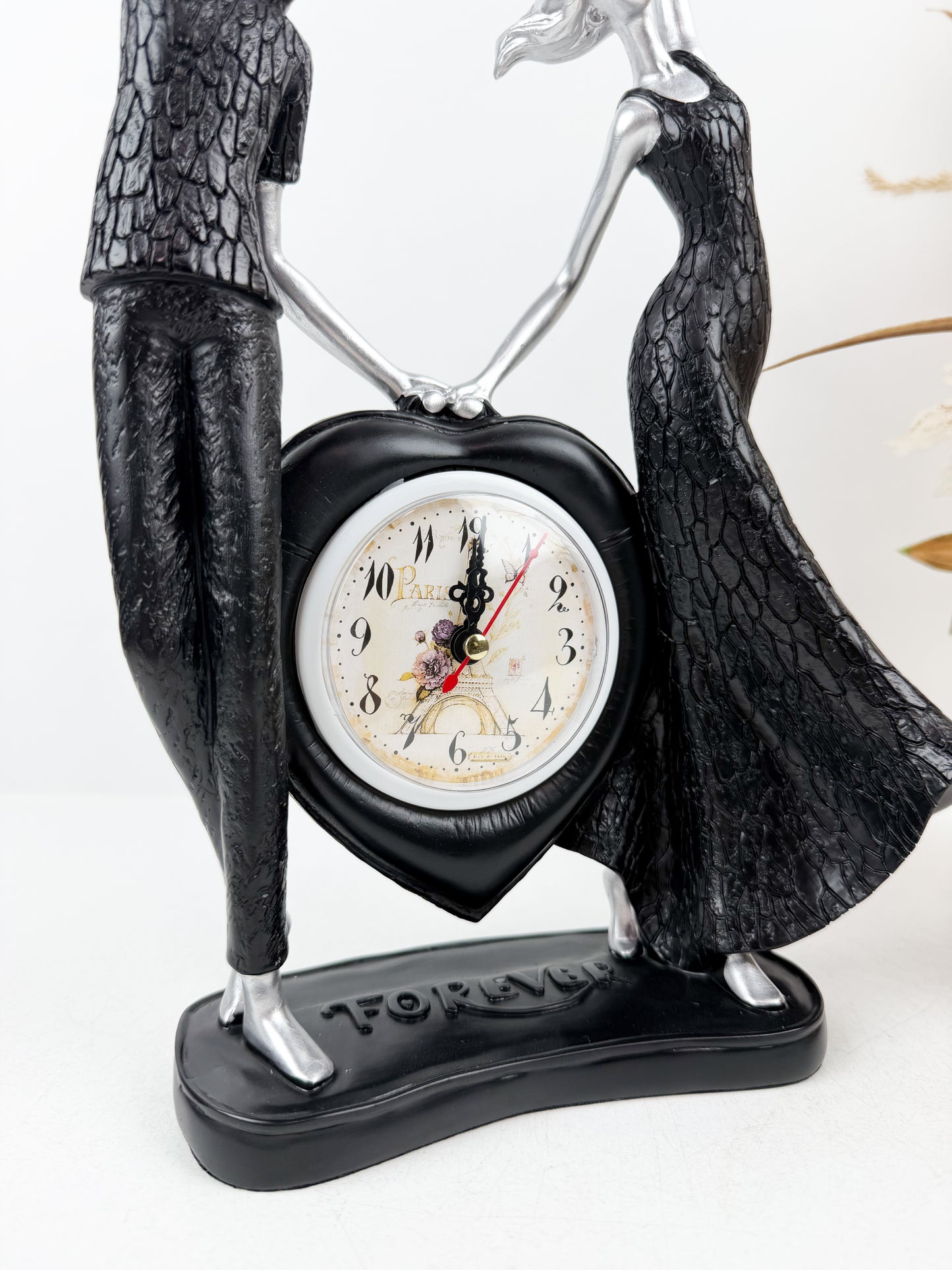 Horloge élégante ornée d'un couple décoratif intemporel
