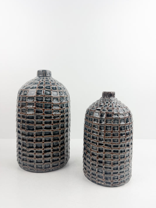 Duo de vases artisanal en céramique motif quadrillé en bleu.