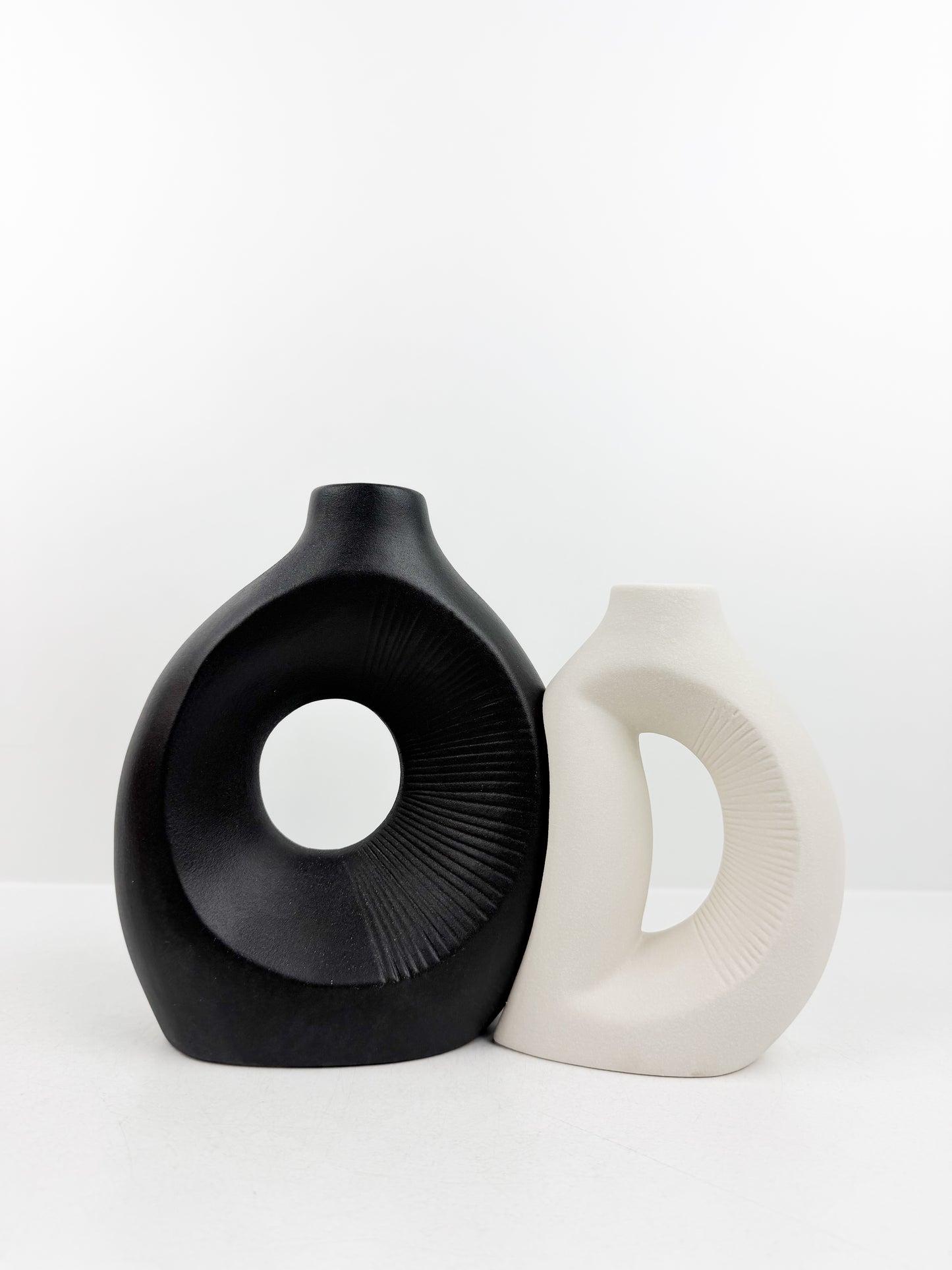 Duo de vases aux formes épurées et élégantes en céramique