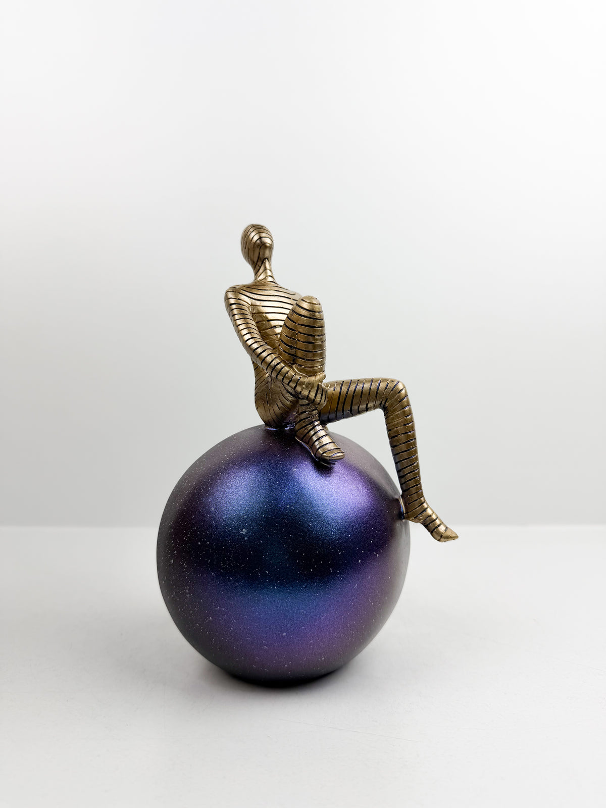 Statuette décorative en résine de haute qualité.