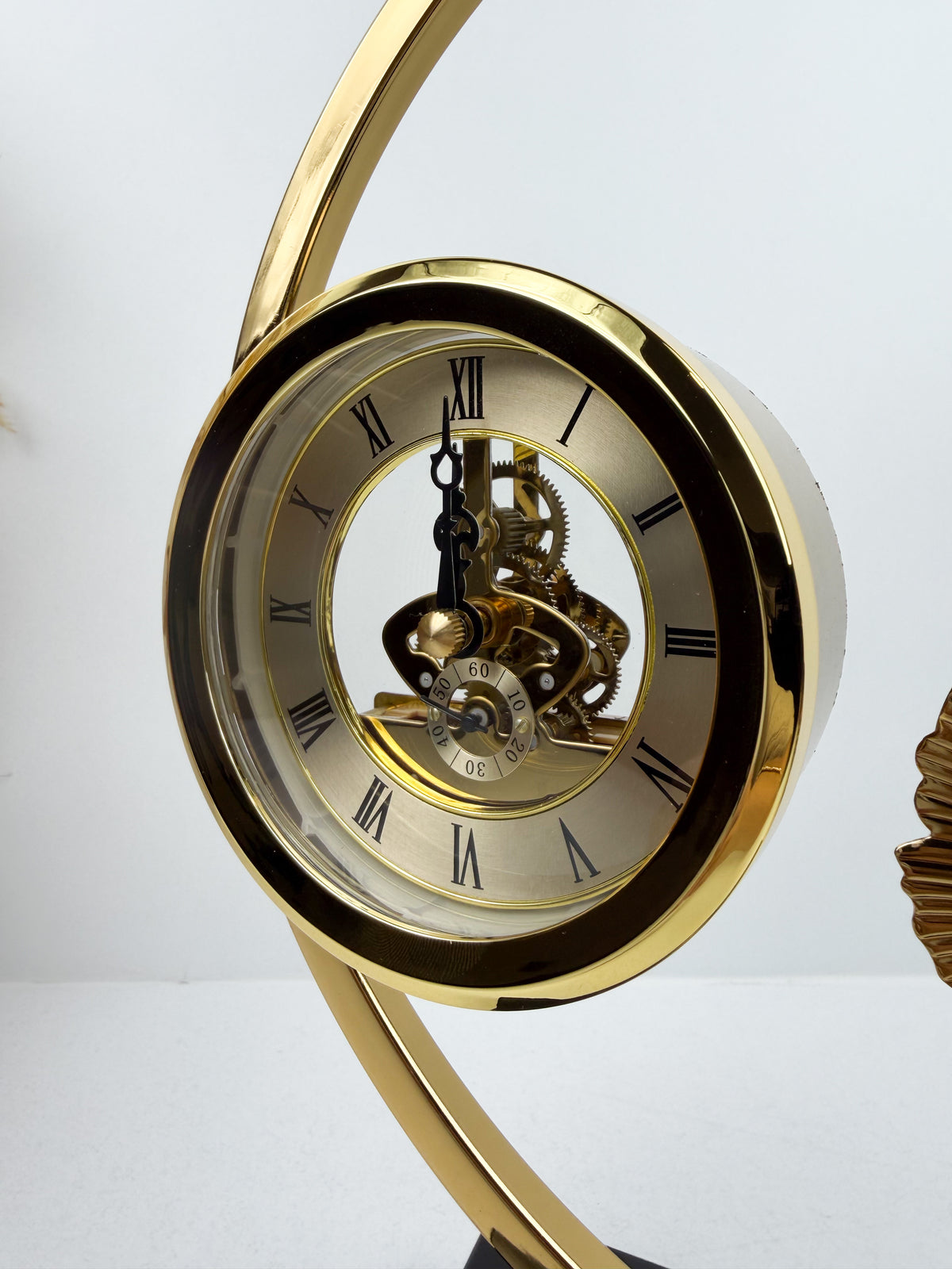 Horloge de table sculpturale en métal doré.