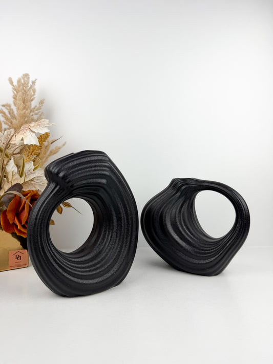 Duo de vases en céramique noir mat aux formes géométriques épurées
