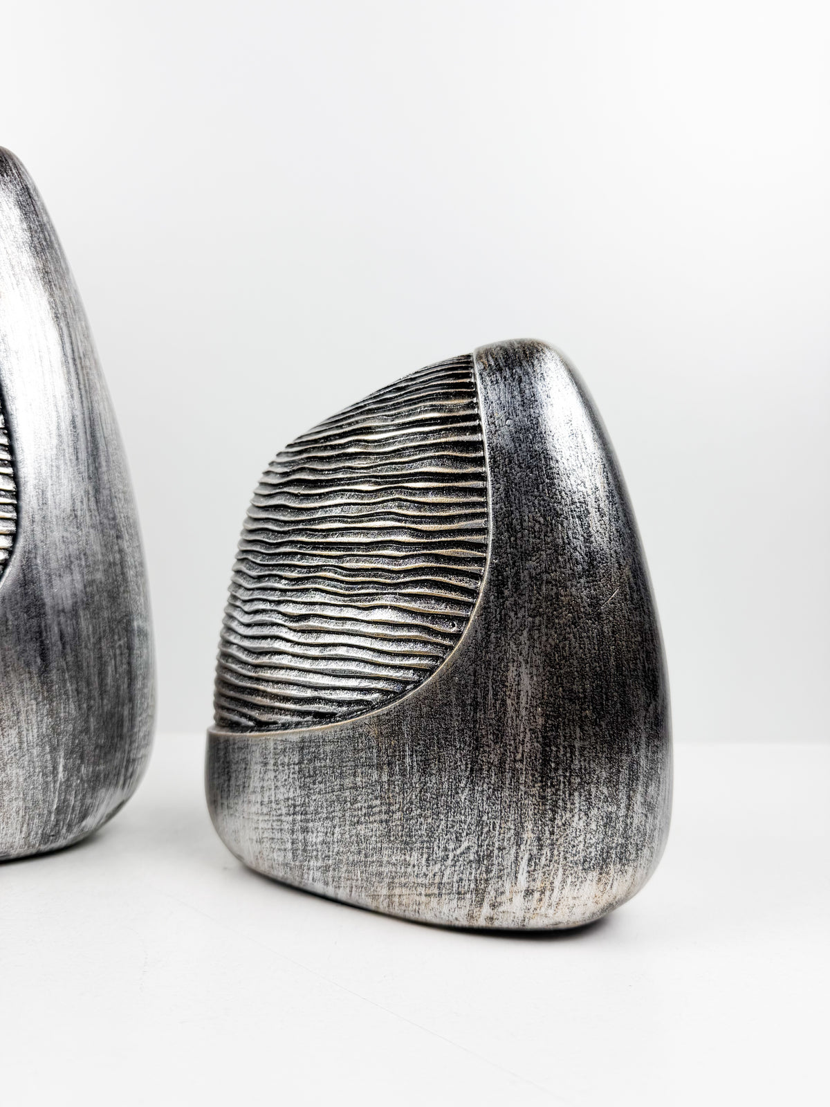 Vases décoratifs en résine aux finition texturée.