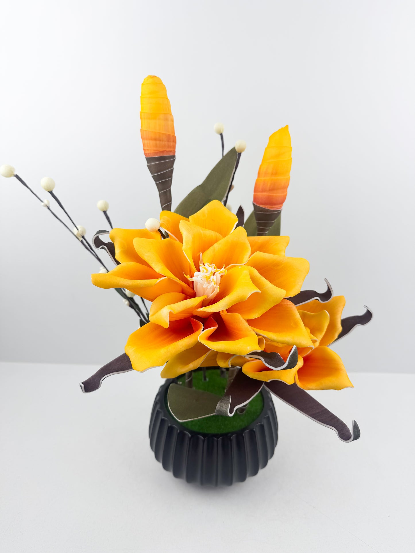 Fleur artificielle jaune avec vase en céramique noir