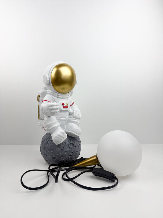 Lampe figurine décorative allie style spatial et charme ludique