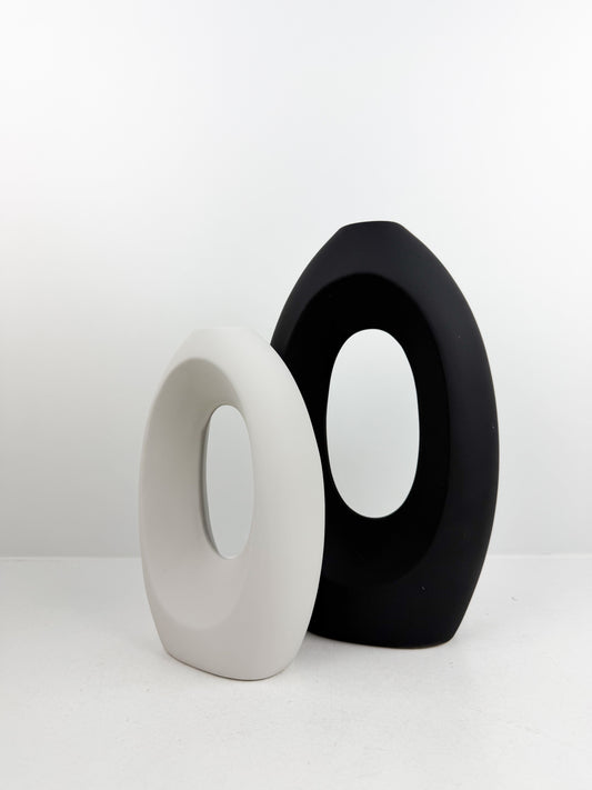 Duo de vases noir et blanc aux finitions mates en céramique