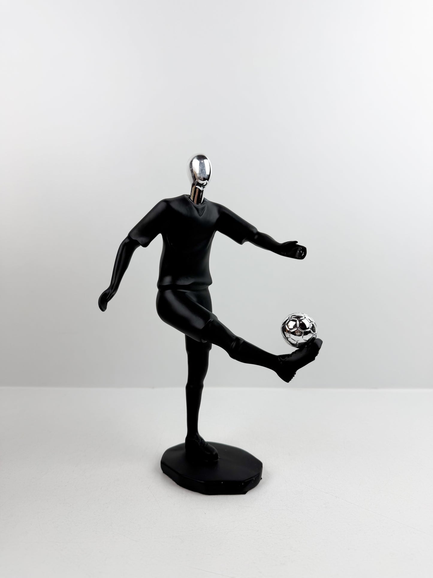 Figurine décorative en résine représentant un footballeur en pleine action