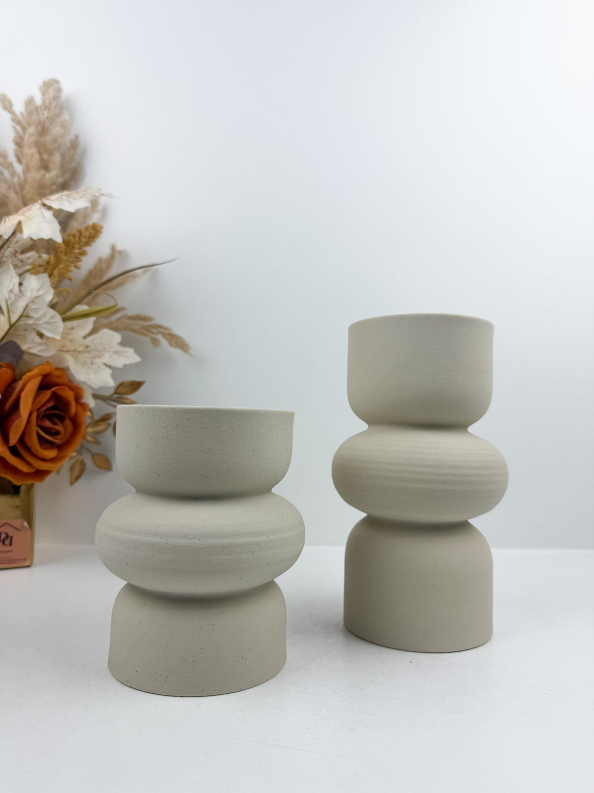 Duo de Vases décoratifs en céramique aux finitions blanc mat.