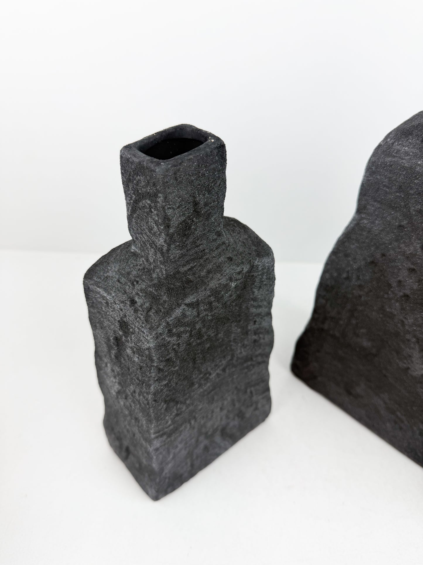 Duo de vases géométriques aux formes épurées et modernes