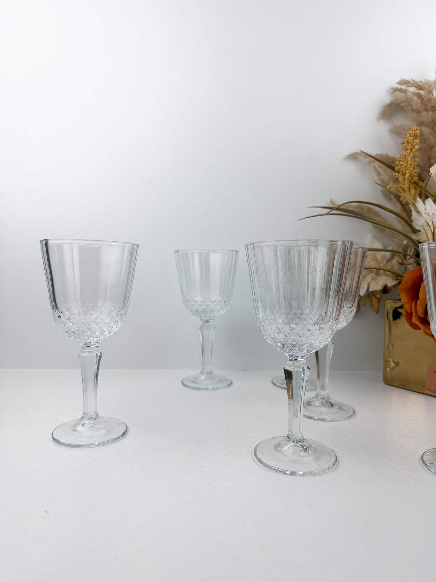 Six verres avec pied à jus