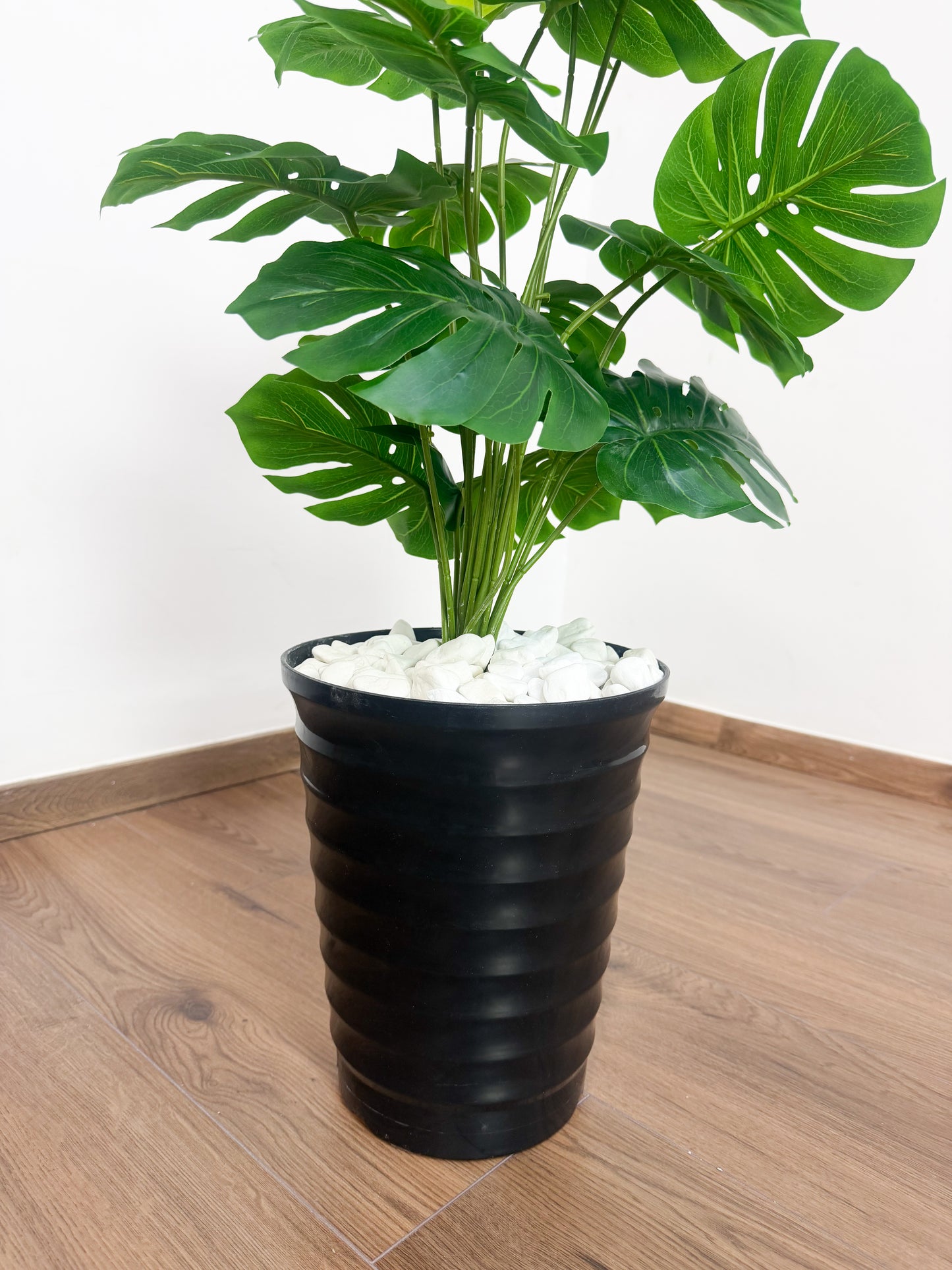 Grand arbre artificiel parfait pour apporter une touche de verdure à votre intérieur.