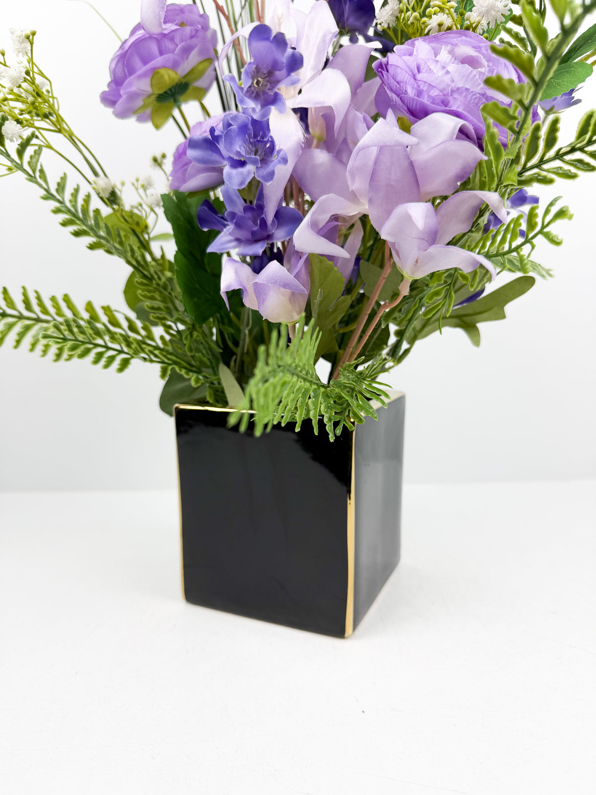 Fleurs artificielles violet d'une élégance intemporelle.