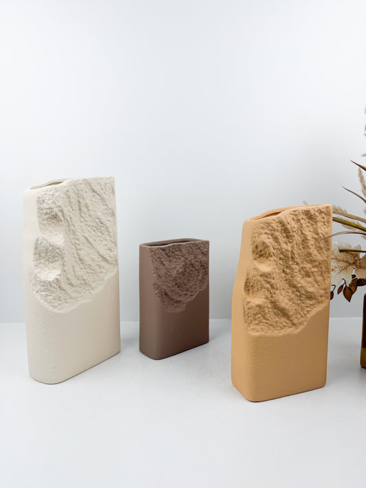Trio de vases en céramique aux formes sculpturales et variées