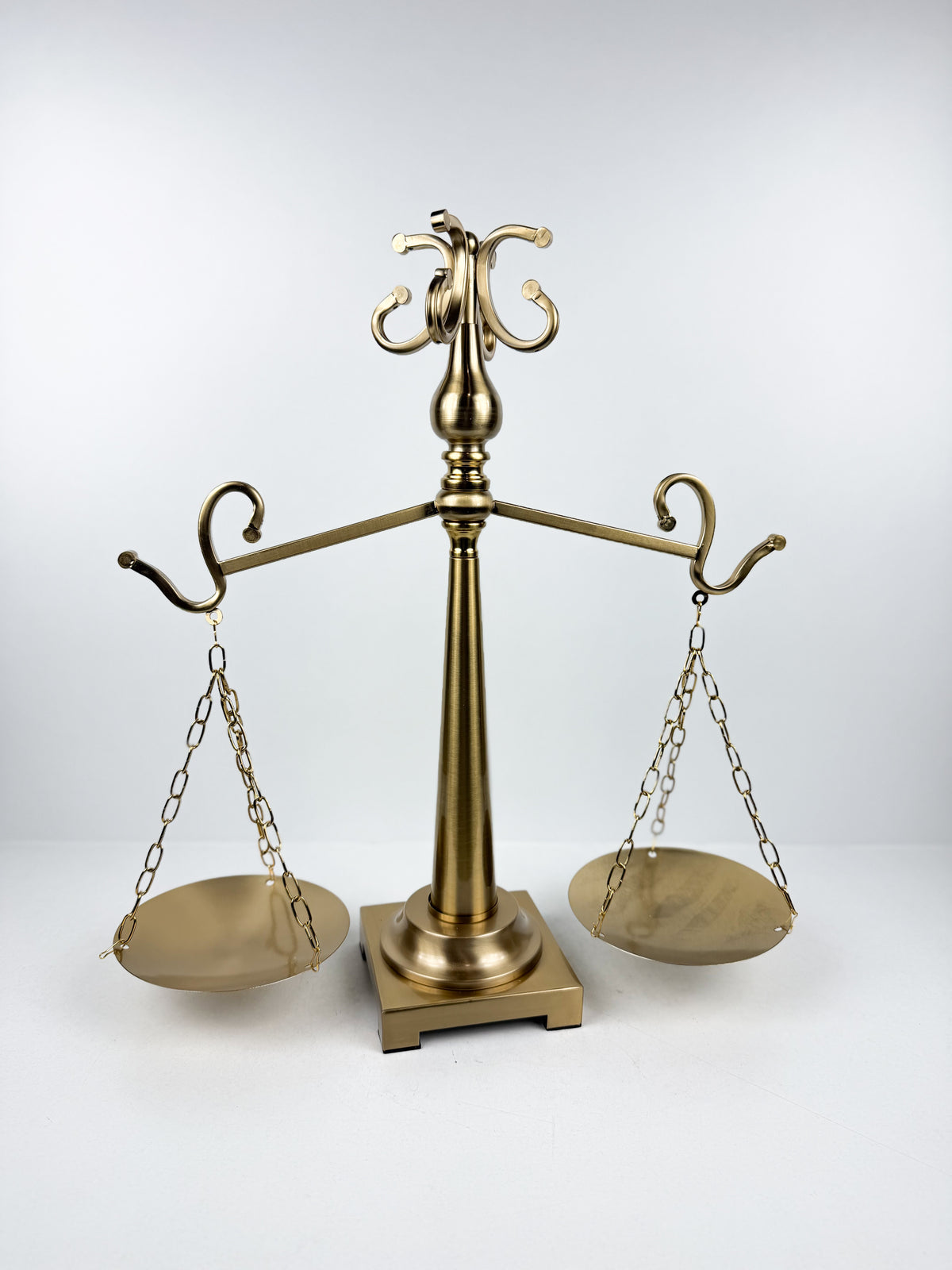 Balance de justice décorative en métal doré.