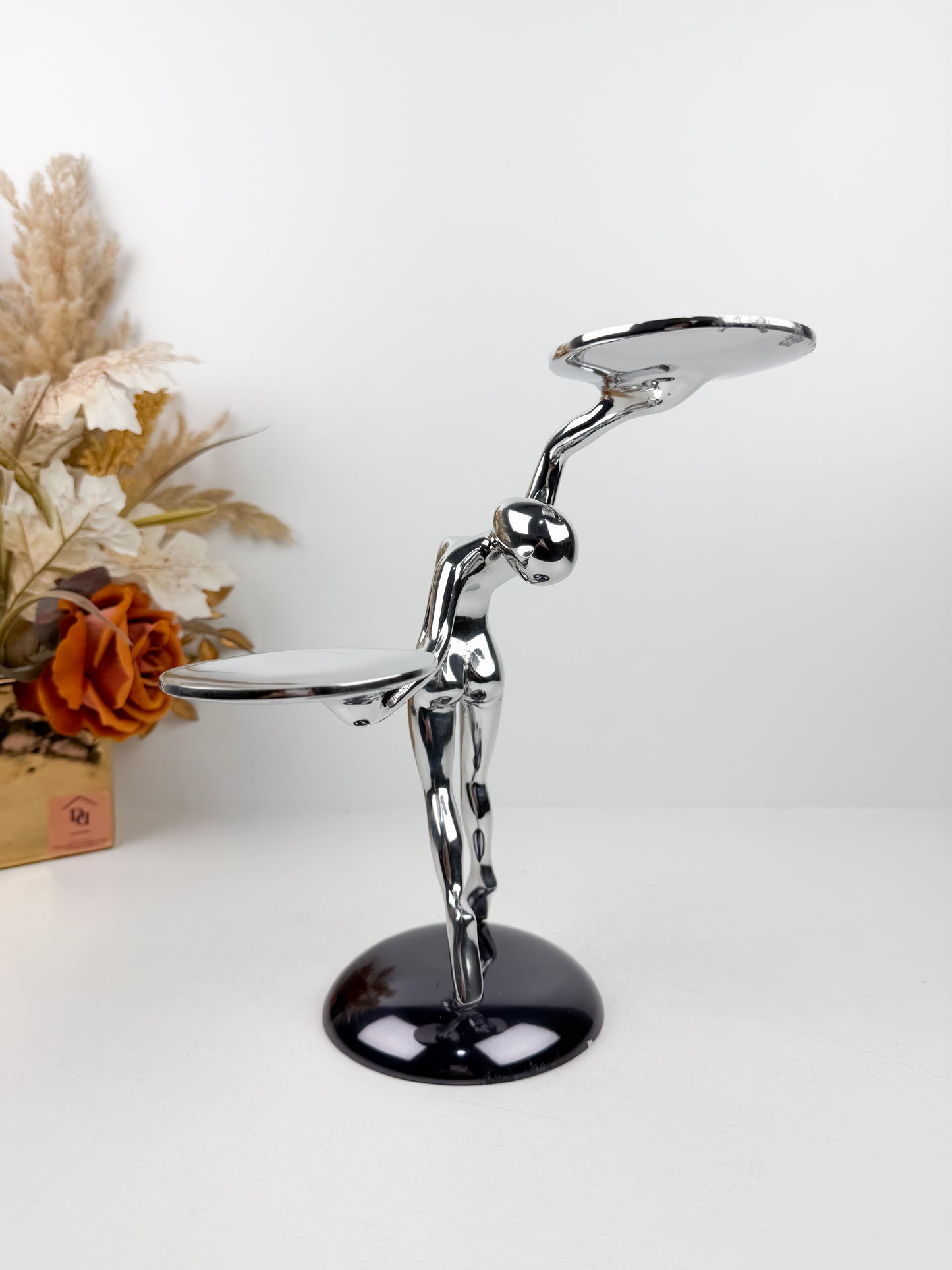 Porte-bougie élégant en forme de femme argentée façonné en cuivre de qualité