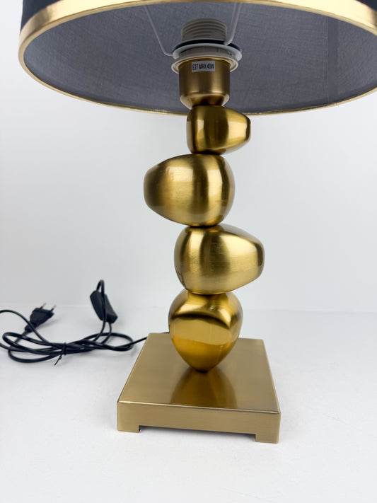 Lampe de table au design contemporain sa base sculptée en galets empilés