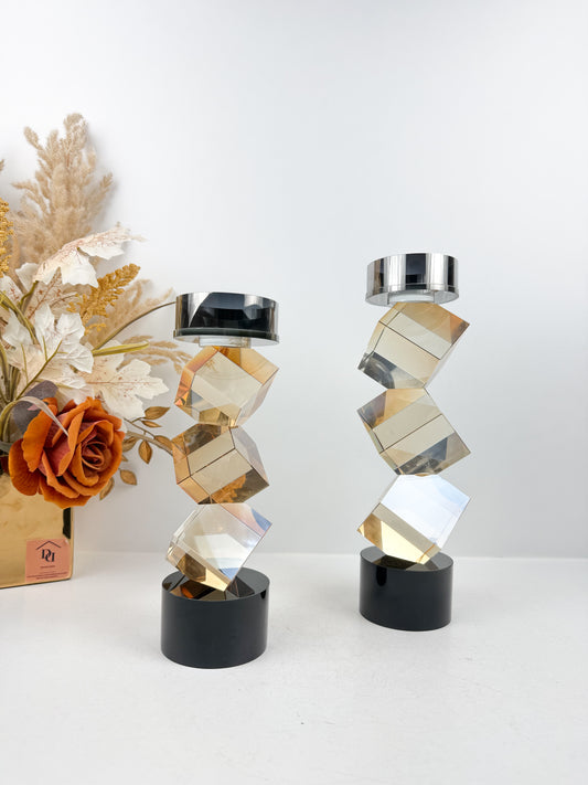 Duo de bougeoirs sculpturaux en cube cristal ambré.