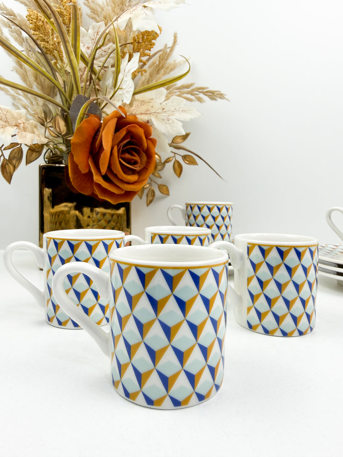 Six tasses à Espresso avec sous-tasses ornées de motifs géométriques audacieux