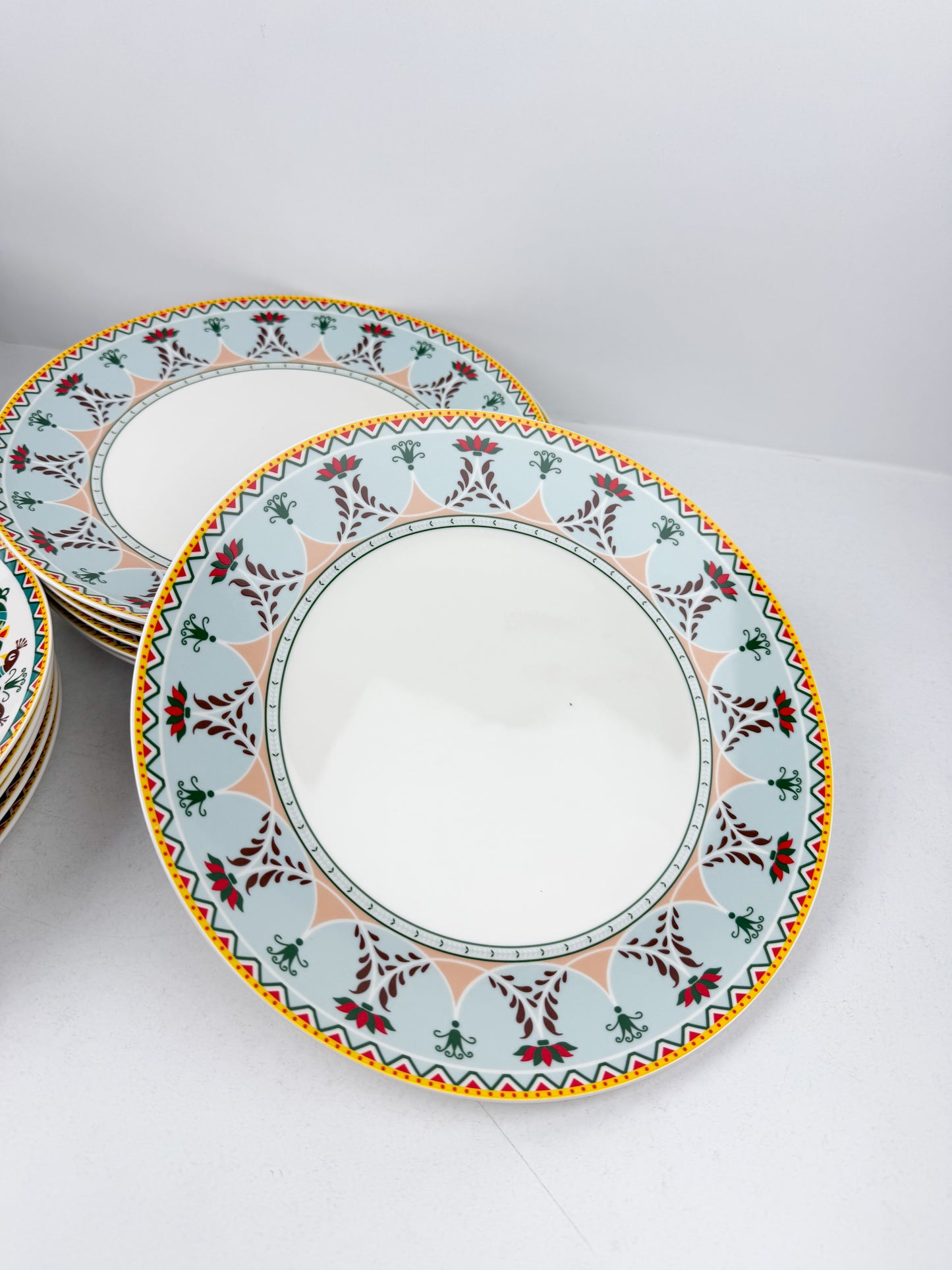 Service de table composé de 36 assiettes en porcelaine de luxe