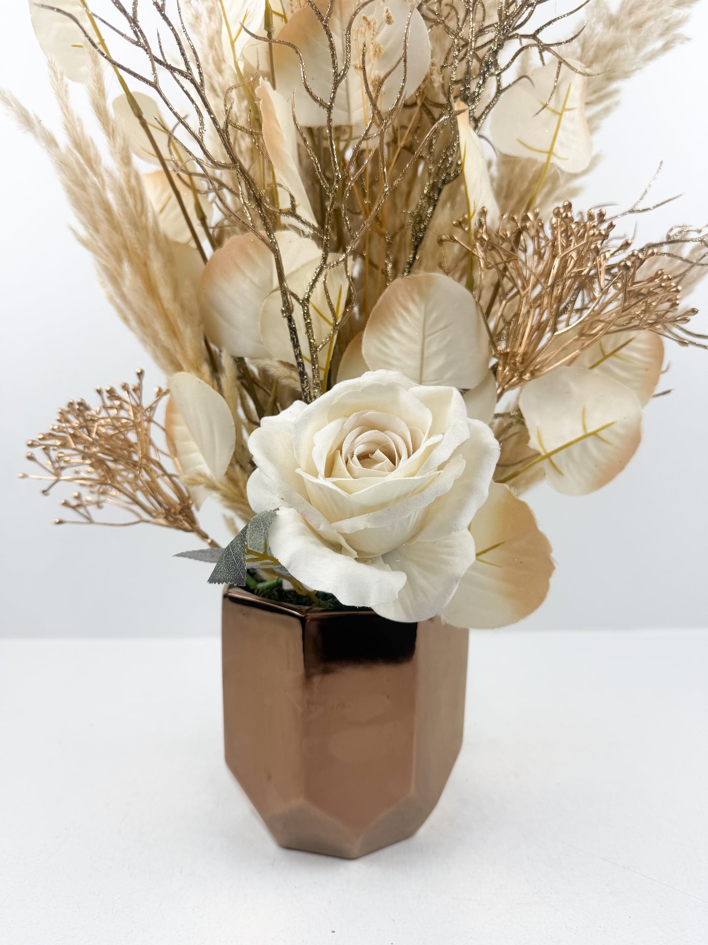 Fleurs séchées aux teintes beige et marron clair d'une élégance intemporelle