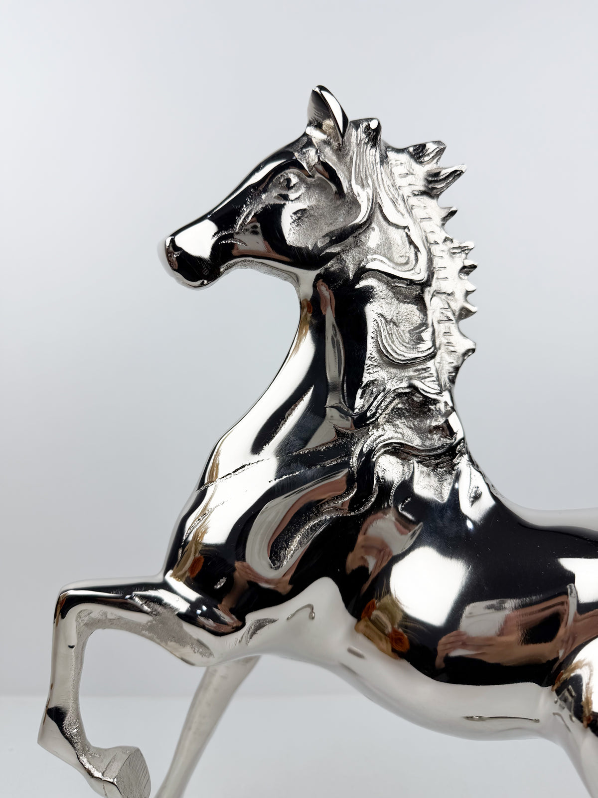 Sculpture décorative de cheval en laiton massif avec sa finition argenté brillante
