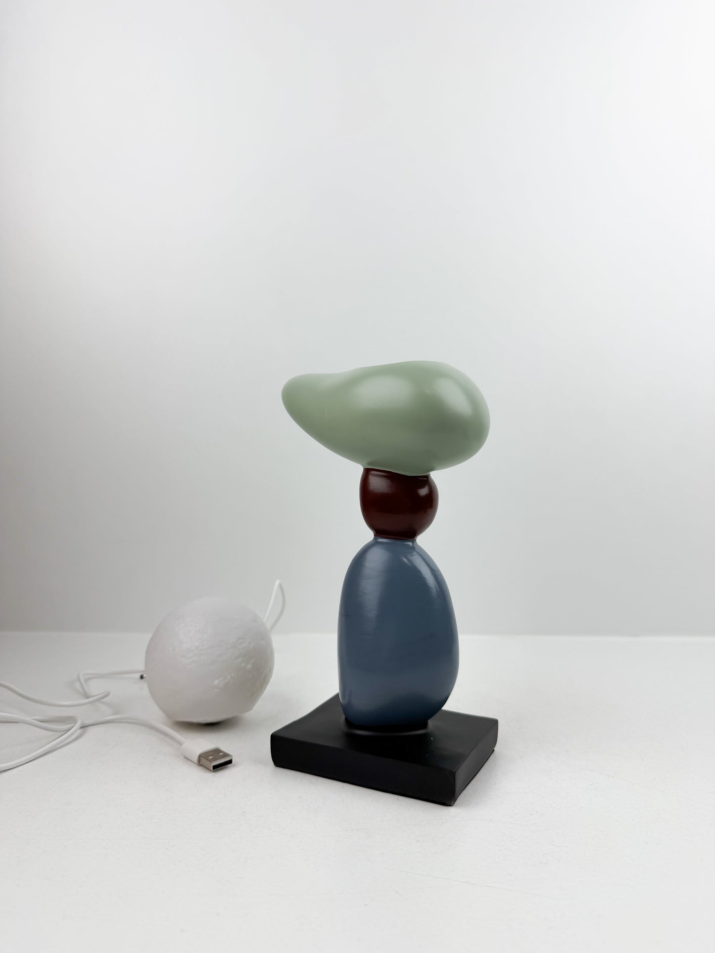 Lampe à Poser Sculpturale élégante.