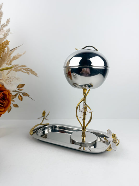 Ensemble de brûleur d'encens élégant en métal argenté de détails floraux.