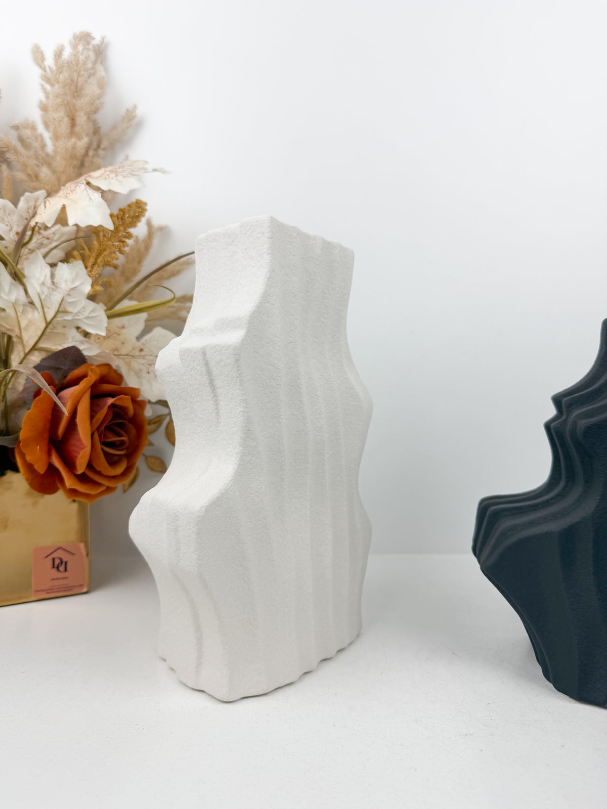 Duo de vases sculptural en céramique alliant élégance et luxe