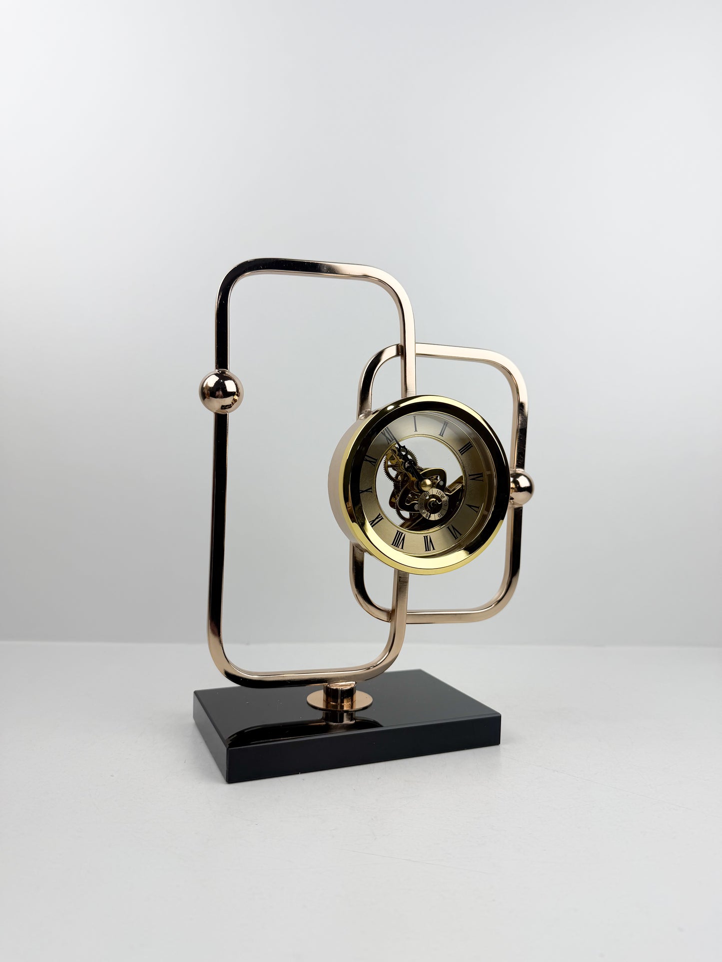Horloge décoratif de luxe au design épuré et intemporel.
