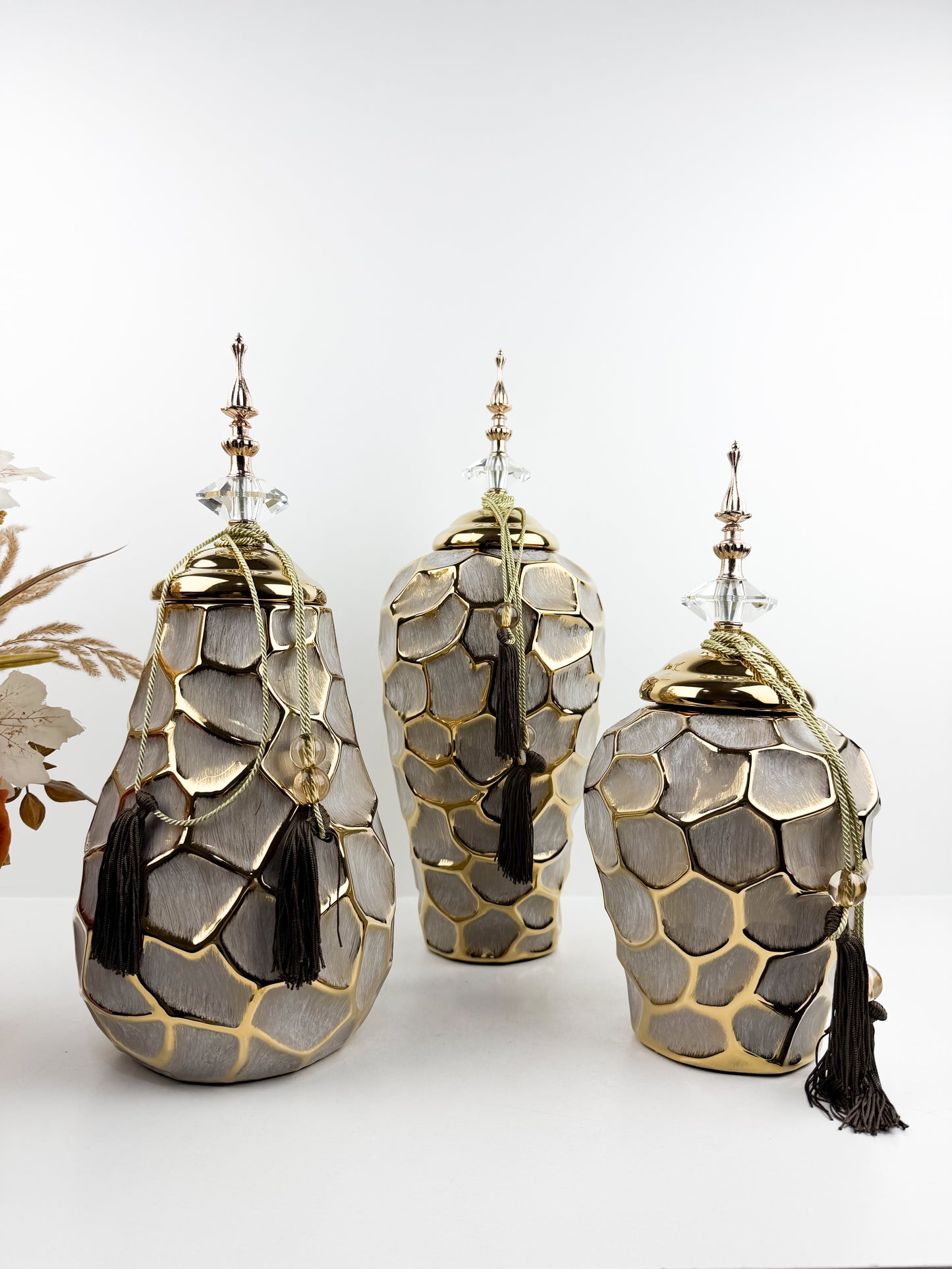Trio de vases en céramique au design épuré et sophistiqué.