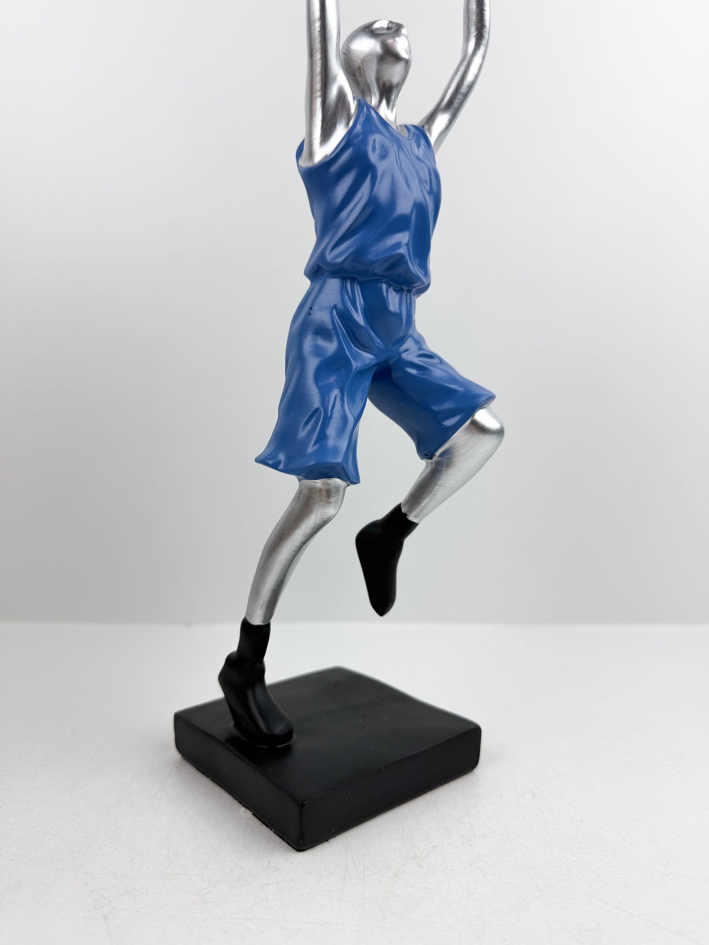 Figurine décorative d'un joueur de basketball élégant et moderne.