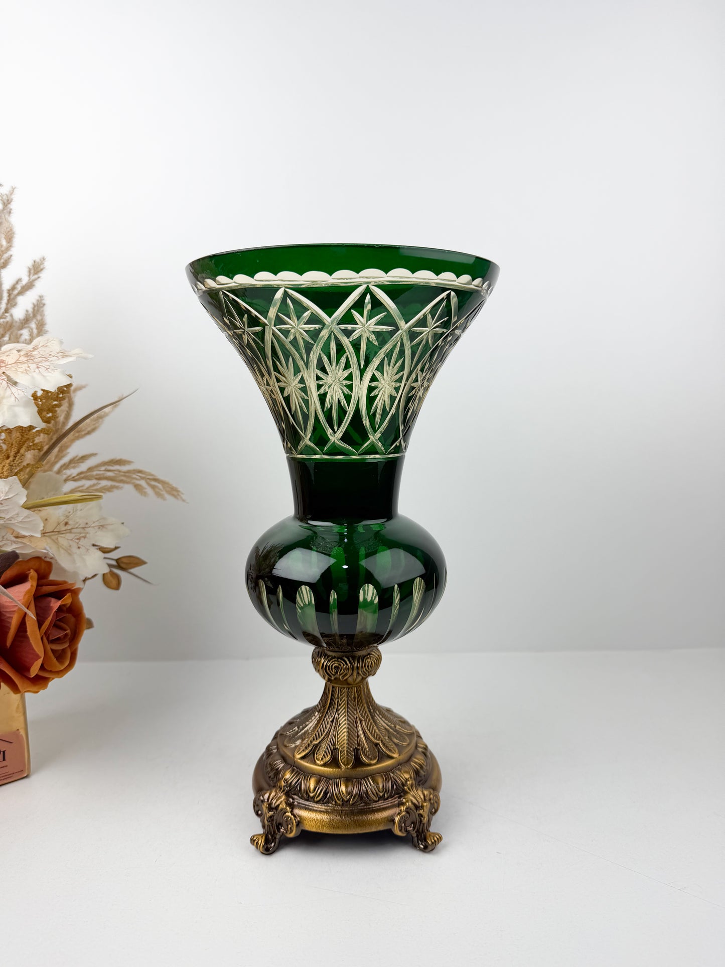 Présentoir royal en verre de haute qualité orné de cristal vert sophistiqué