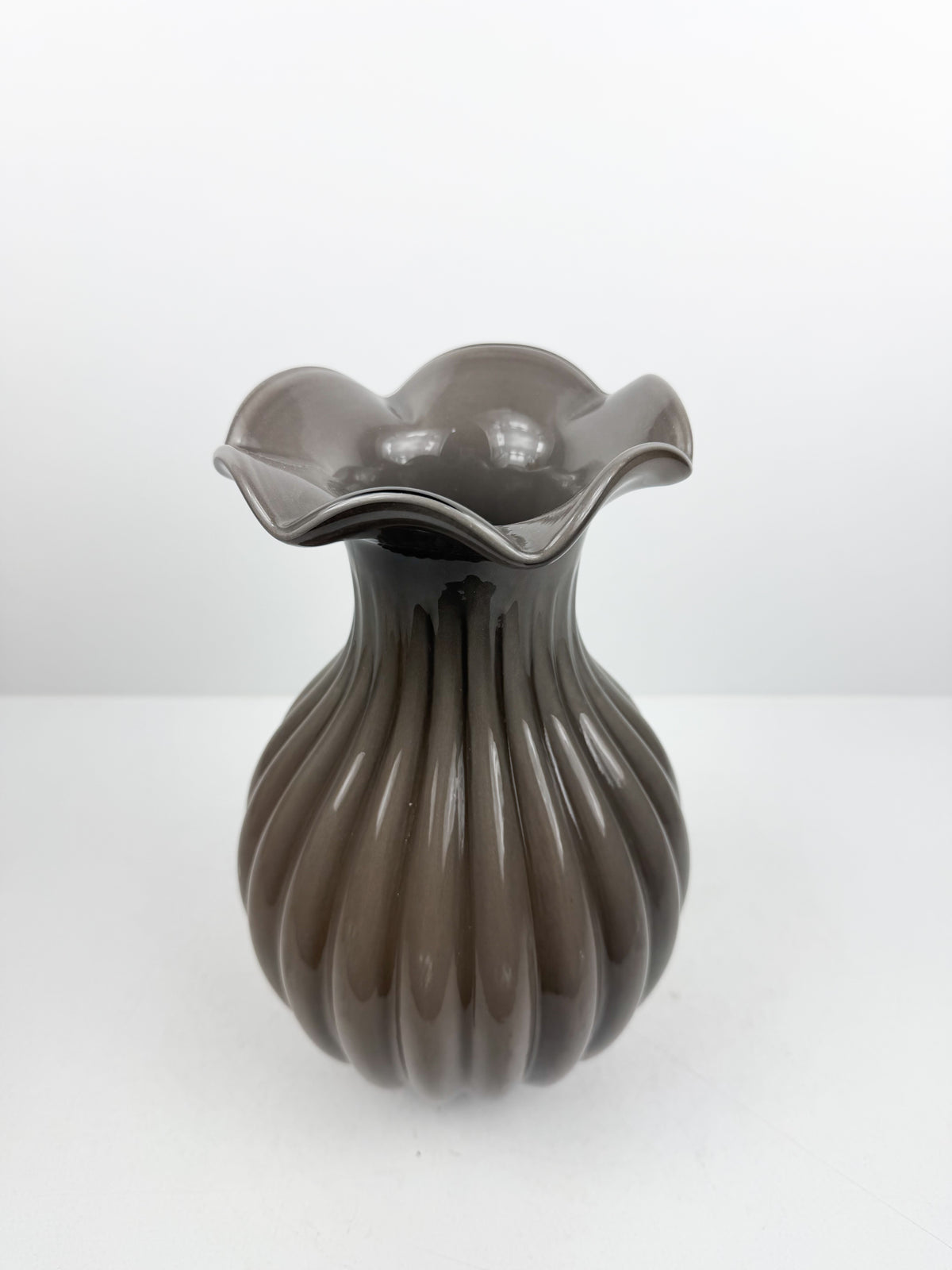 Vase sculpturale en verre soufflé moderne.